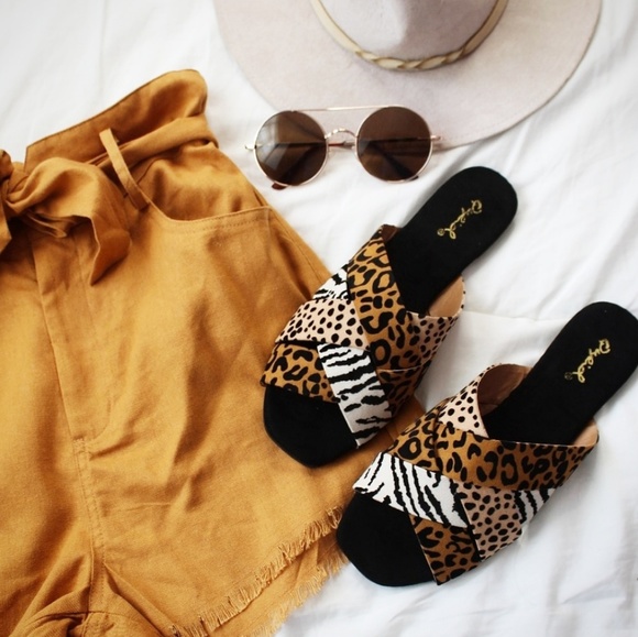 🚨//The Cape Cod// Animal print Criss Cross Slides - Picture 3 of 7